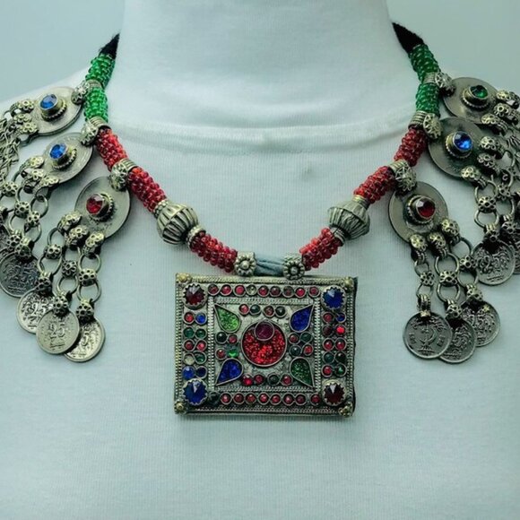 Green and Red Beaded Necklace With Vintage Coins and Big Pendant Antique Tribal - Picture 4 of 12